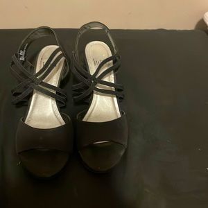 Beautiful black heels!!